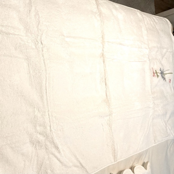 Yves Delores Paris Towel Set White w/Embroidered Floral Pattern Scalloped Edges - Picture 4 of 6